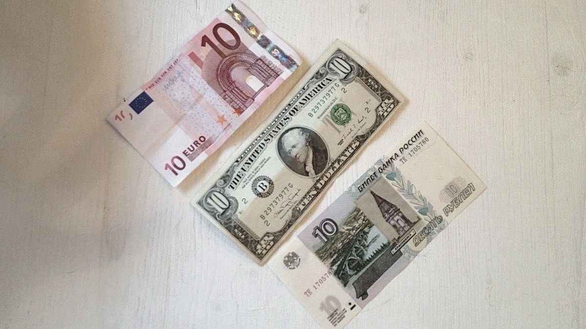 Можно купить наличную валюту. Доллар и евро. Деньги наличными. Покажи деньги. Наличные доллары.