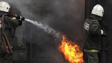 Пожар произошел на старом заводе в Воронежской области