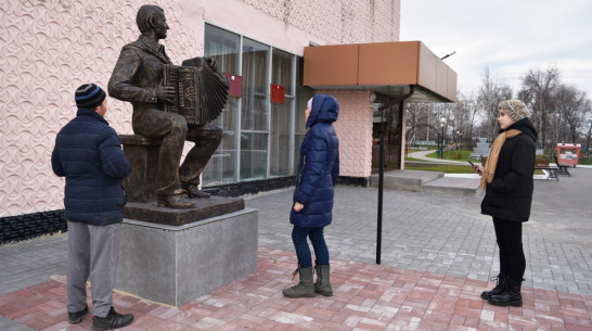 Памятник поэту и музыканту Александру Токмакову установили в Репьевском районе