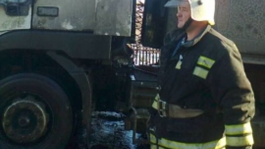 На улице Остужева в Воронеже загорелся грузовик с углем