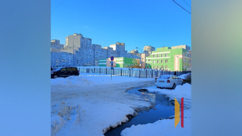 В Воронеже коммунальная авария заблокировала дорогу возле школы №101