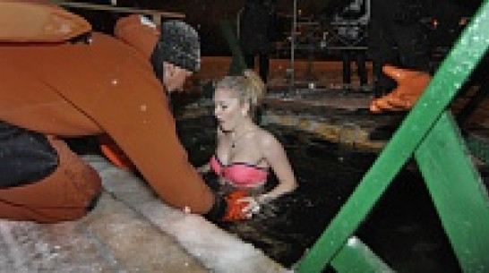 В Воронеже в крещенскую ночь олимпийский факел чуть не побывал в проруби (ФОТО)