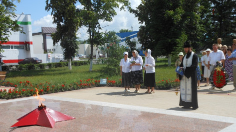 Подгоренцы возложили цветы к воинскому мемориалу в День памяти и скорби