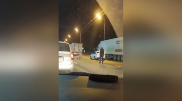Воронежцы сообщили о невменяемом полураздетом мужчине на трассе возле «Града»