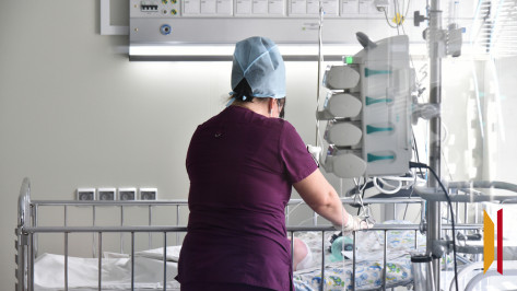 Выпавшая из окна 6 этажа дома в Воронеже 5-летняя девочка находится в реанимации