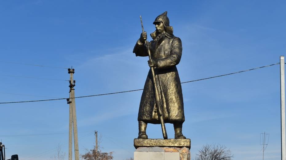 Новую скульптуру красноармейца установили в грибановском селе Средний Карачан