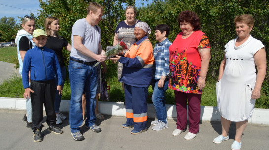Жители улицы Гагарина в Павловске устроили праздник своему дворнику