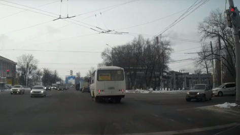 В Воронеже водителя маршрутки №11 оштрафовали за проезд на красный свет 