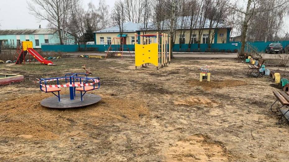 В Павловске на пяти детских площадках установили карусели и тренажеры