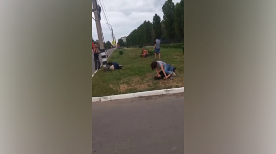 Массовая драка с участием парней и девушек попала на видео в Россоши Воронежской области