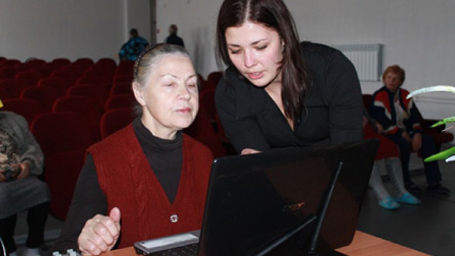 Павловские школьники учат пенсионеров общаться через интернет