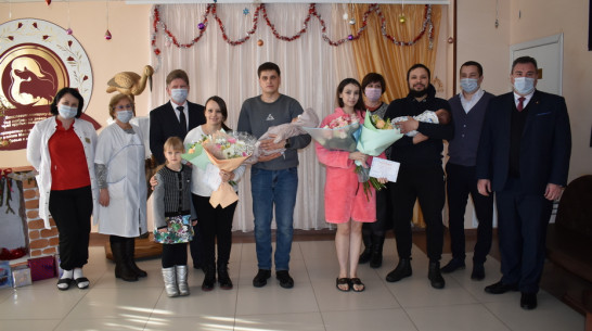 В Борисоглебске родителям первых новорожденных 2023 года вручили денежные сертификаты