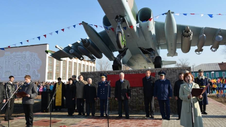 В Петропавловке открыли памятный знак военным летчикам