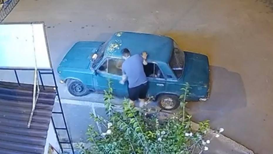 Поджог машины в Воронеже попал на видео