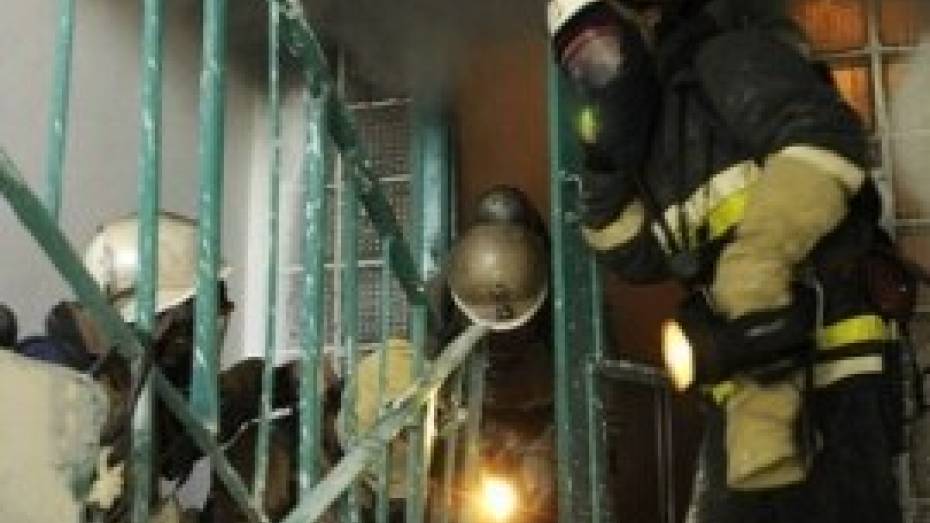 Спасатели эвакуировали 20 человек из горящего дома в Воронеже