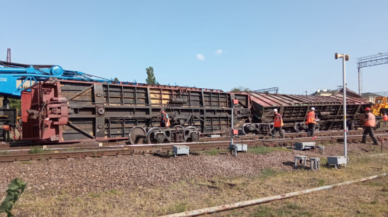 Два вагона с зерном и соей сошли с рельсов и перевернулись в Воронежской области