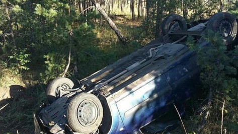 В Воронеже спасатели вытащили мужчину из разбитой машины