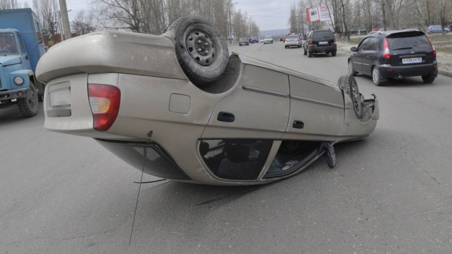 На трассе под Воронежем опрокинулась легковушка: 3 пострадавших