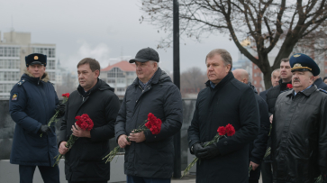 Воронежский губернатор почтил память погибших воинов в День Неизвестного солдата