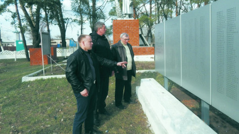 В таловском селе обновили стелу на  мемориале Победы