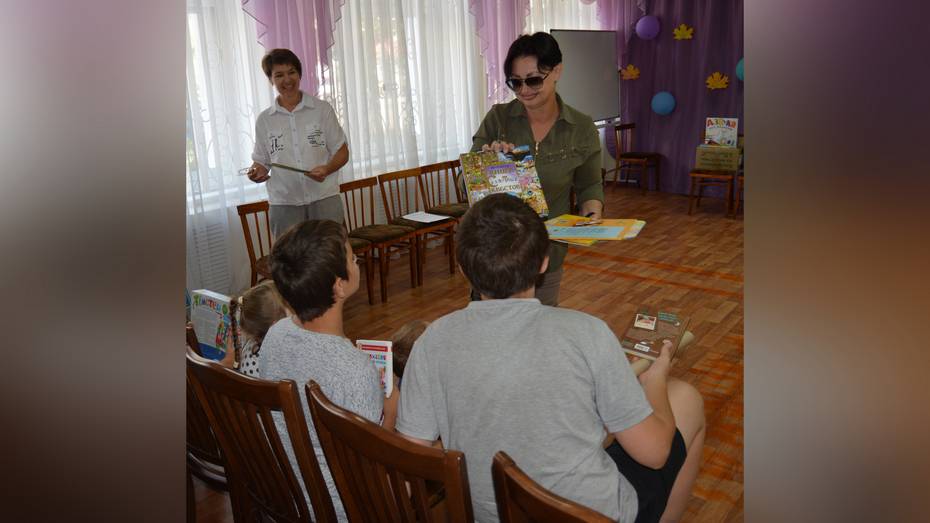 В Россоши библиотекари передали детям из социально-реабилитационного центра около 100 новых книг