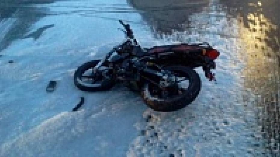 В Новохоперске в аварии пострадали водитель и пассажир мотоцикла