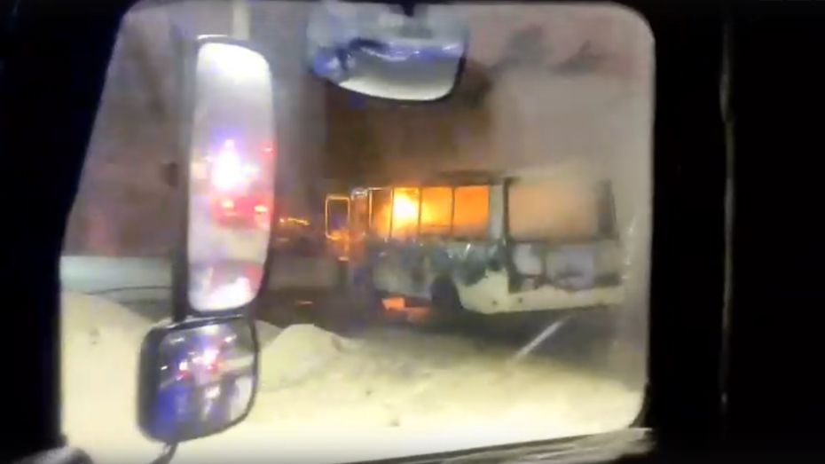 Воронежец снял на видео горящий автобус