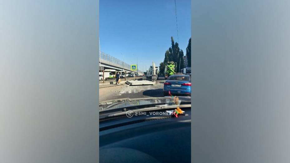 В Воронеже на Остужевском кольце из грузовика выпала бетонная плита