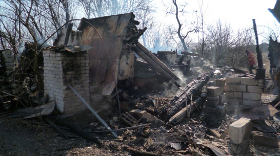 В Каменском районе из-за замыкания электропроводки сгорел нежилой дом 