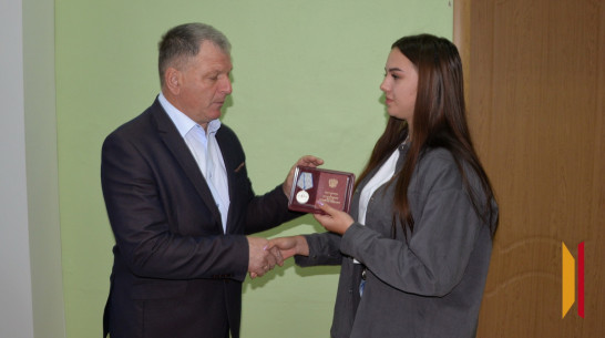 В Калаче медаль «За отвагу» передали родным бойца СВО