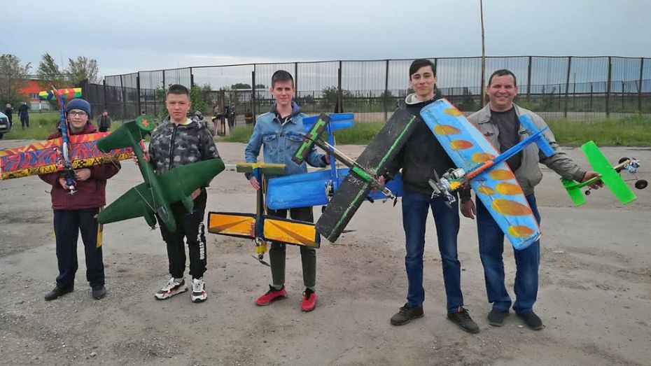 Лискинские школьники победили в региональной олимпиаде по авиамоделированию