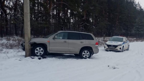 Hyundai с пенсионеркой за рулем вылетел в кювет и врезался в столб в Воронежской области