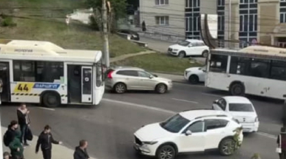 Огромная пробка образовалась возле ЮВЖД в Воронеже из-за массового ДТП с автобусами