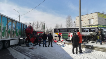 В Воронежской области 2 человека погибли в аварии с грузовиком и пассажирским автобусом