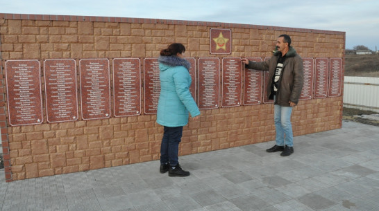 В эртильском селе Александровка активисты установили новый памятник воинам-землякам