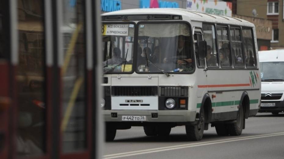 В Воронеже пассажирский автобус столкнулся с Hyundai: пострадала 57-летняя женщина