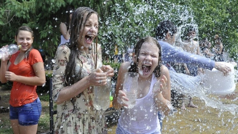 В центре Воронежа полторы сотни школьников обливали друг друга водой