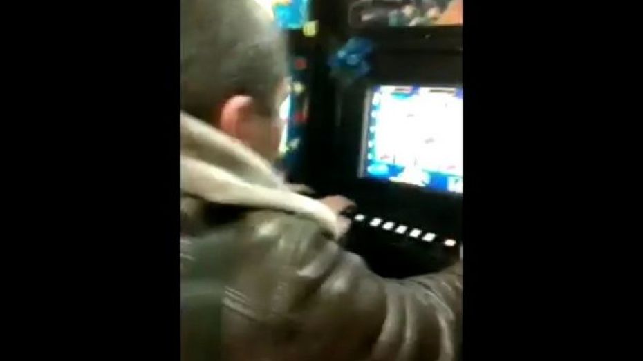 В сети появилось видео из зала игровых автоматов, который работает неподалеку от центра Воронежа  