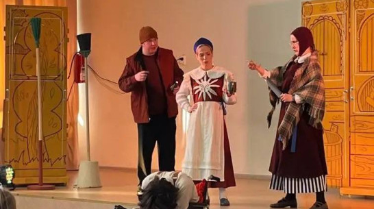 Артисты воронежского ТЮЗа показали спектакль для школьников ЛНР и выступили с концертом перед участниками СВО