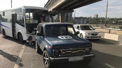 Маршрутный ПАЗ столкнулся с 2 автомобилями на Северном мосту в Воронеже
