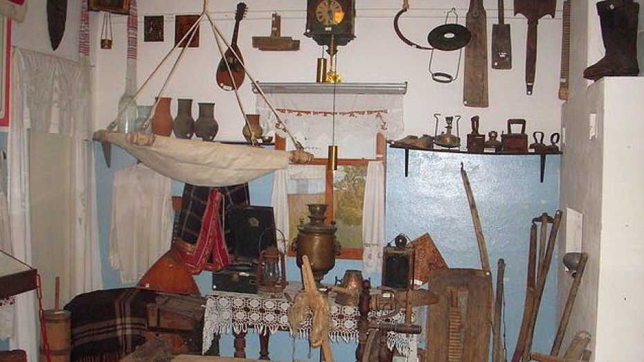 В Терновском районе учитель истории построила в школьном музее крестьянскую избу