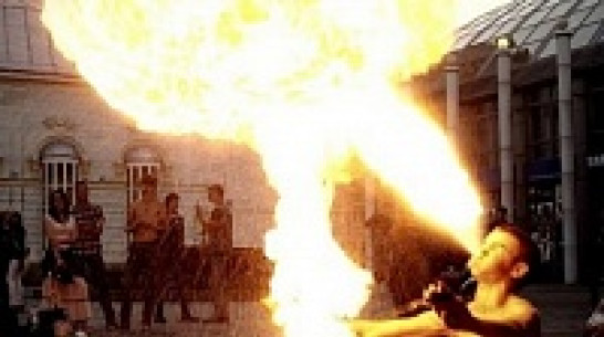 Воронежцы на улице собрали 20 тыс рублей на протезы для лишившегося рук фаерщика