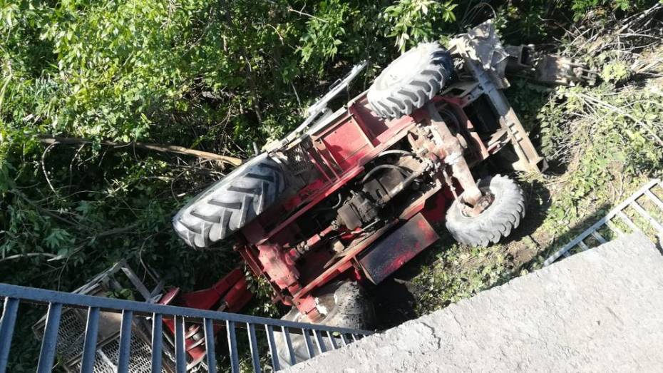 В Павловском районе погрузчик упал с моста через реку Гаврило 