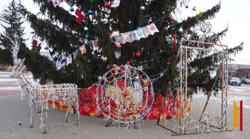 В Бутурлиновке у городской елки установили новогодние часы и фигуру оленя