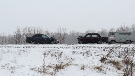 Mitsubishi врезался в «ВАЗ» в Воронежской области: 1 погибшая и 3 раненых