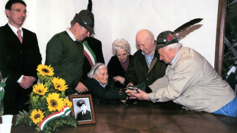 Богучарские поисковики нашли медальон итальянского солдата и передали его сестре погибшего