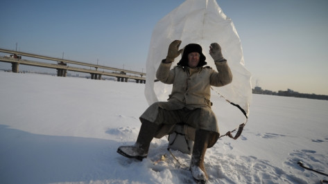 В Воронеже полицейские спасли троих рыбаков, которых унесло на льдине 