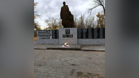 В селе Нижний Мамон уложили брусчатку возле военного мемориала