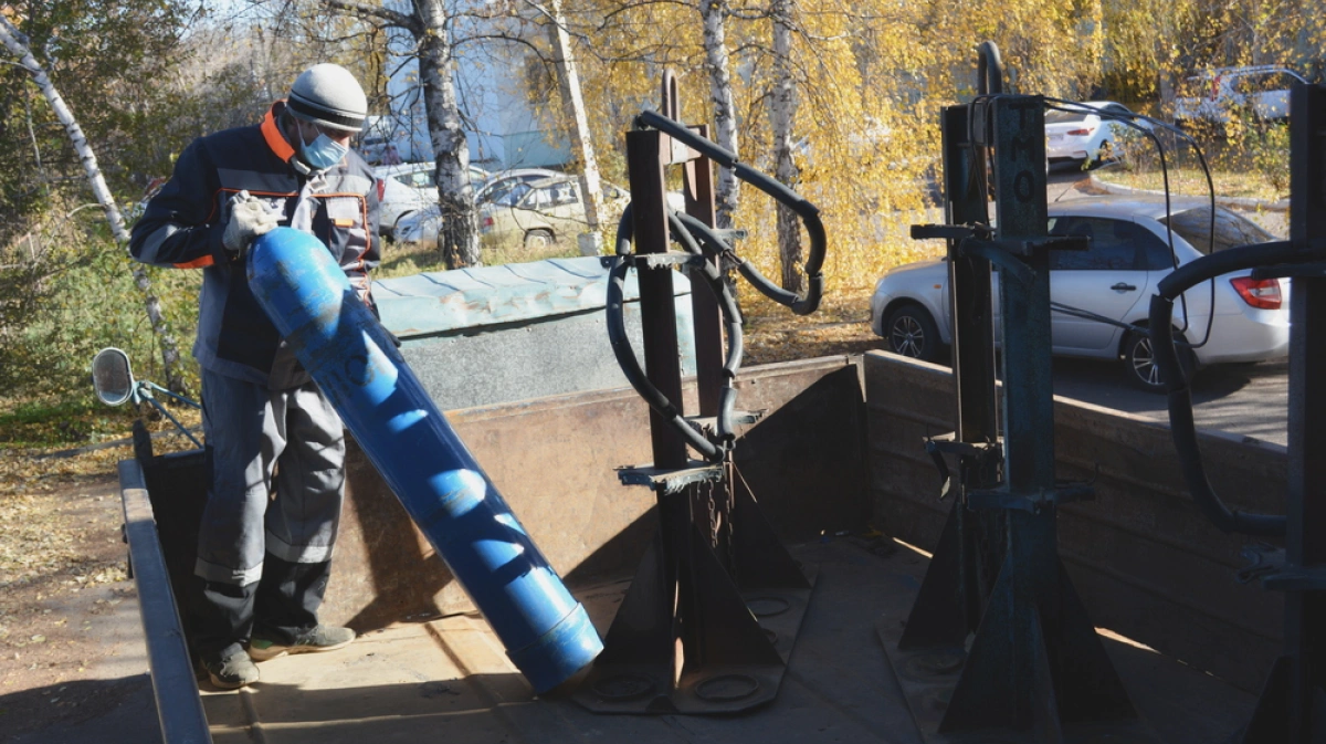 разгрузка кислородных баллонов. разгрузка кислородных баллонов. баллон кислородный ковид. как разгрузить баллоны. везут баллоны с карбидом.