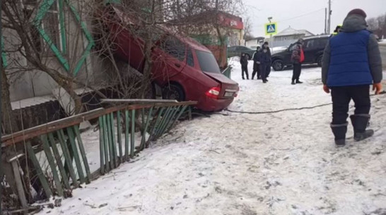 В Воронежской области «Лада» врезалась в стену дома: видео